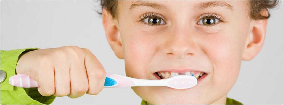 Enfant qui se brosse les dents